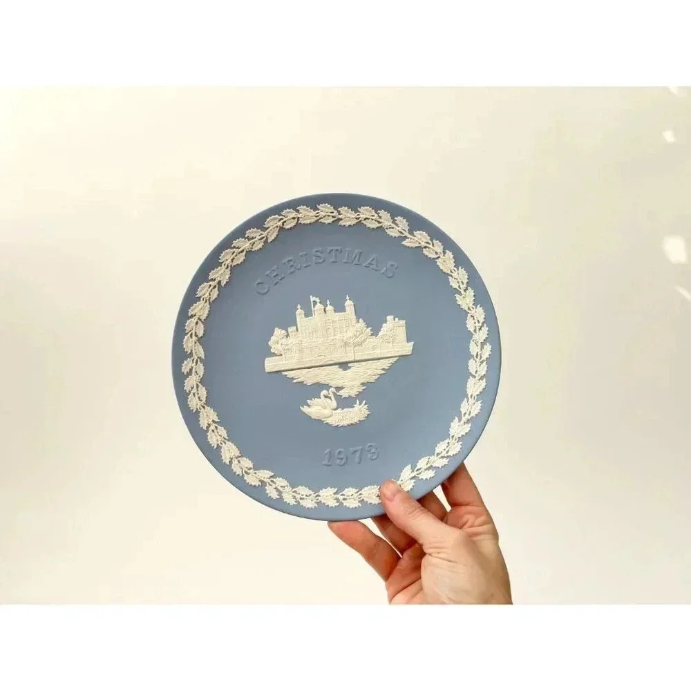 Tower of London Jasperwear Wedgewood 1973 8" Christmas Plate w/ Original box - Picture 2 of 10